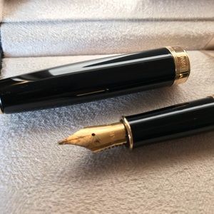 Parker Sonnet Blck Lacquer Fountain Pen -Gold Trim